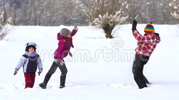 快乐的一家人在雪地里玩得很开心视频的预览图
