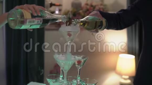 带香槟的酒杯金字塔视频的预览图