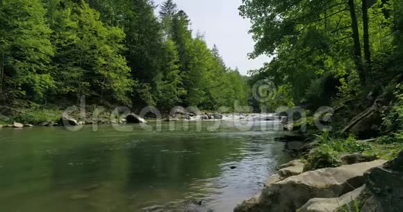 夏季可鸟瞰山河视频的预览图