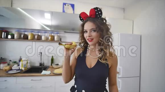 女人在厨房做饭准备美味的食物视频的预览图