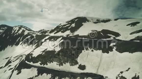 高加索山脉河流和雪山高加索美景自然乔治亚动物水墙无人机4k视频的预览图