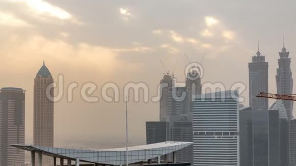 迪拜商务海湾塔日落时空中时间视频的预览图