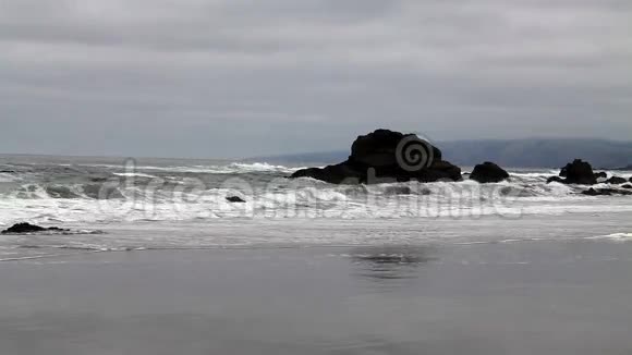 加州北部海滩有泡沫和岩石视频的预览图