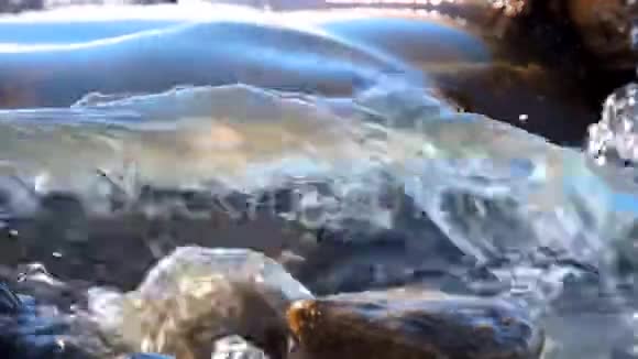 瀑布山溪涧河流流水视频的预览图