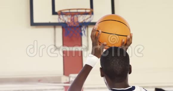 篮球运动员在球场上打球视频的预览图