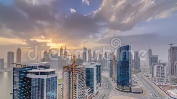 迪拜商务海湾塔日落时空中时间视频的预览图