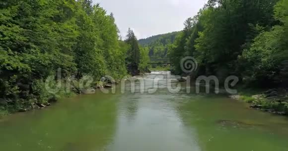 夏季可鸟瞰山河视频的预览图