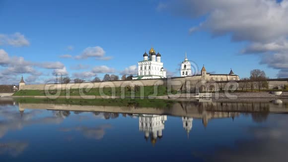 普斯科夫克里姆林宫阳光明媚的十月普斯科夫俄罗斯视频的预览图