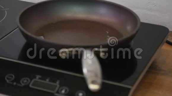 女人在厨房做饭准备美味的食物视频的预览图