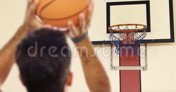 篮球运动员在球场上打球视频的预览图