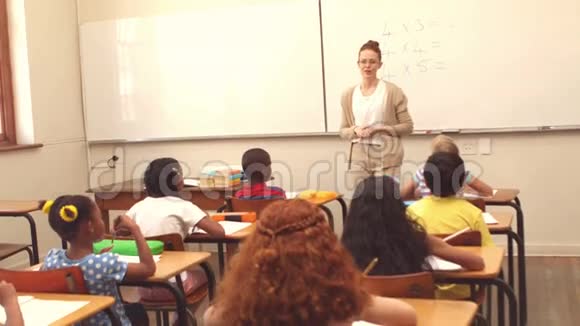 可爱的学生在教室里听老师讲课视频的预览图