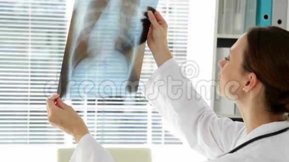 医生检查胸部X光视频的预览图