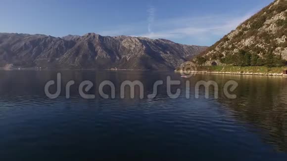独木舟在湖里在Kotor湾附近皮划艇的游客视频的预览图