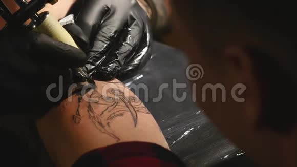纹身师在工作室做纹身纹身在身体上视频的预览图