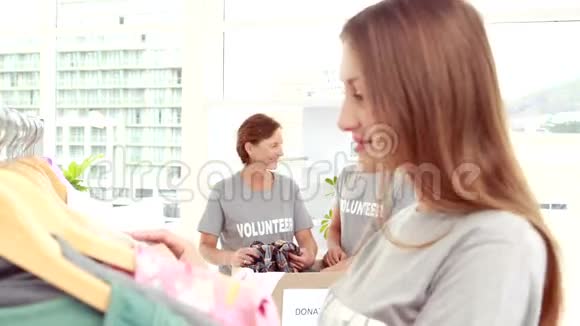 微笑着年轻的女志愿者分开衣服视频的预览图