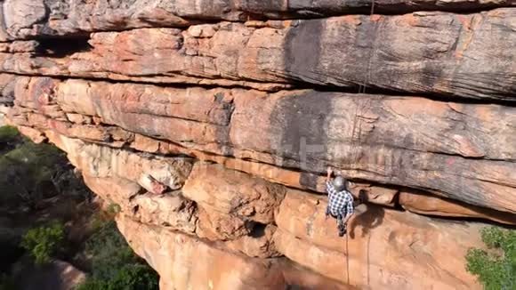 雄性攀岩者爬山4K视频的预览图