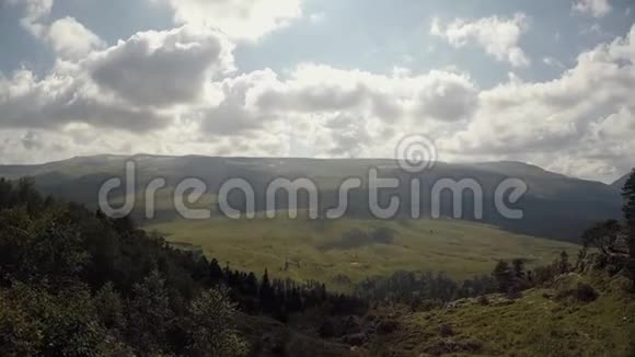 美丽的山脉全景视频的预览图