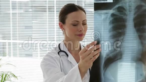 医生检查胸部X光视频的预览图