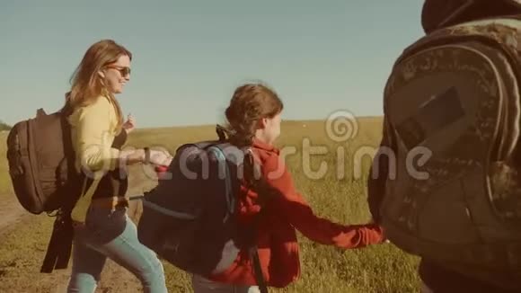 快乐家庭慢动作视频行走在大自然男孩女孩和妈妈在野外徒步旅行游客的生活方式视频的预览图