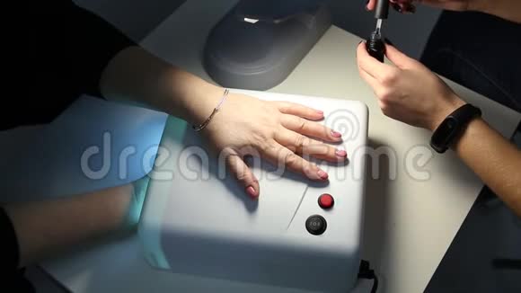 伪装指甲涂层与凝胶清漆指甲用紫外线灯视频的预览图
