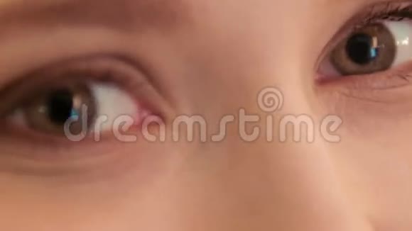 美丽的女人的眼睛视频的预览图