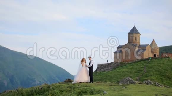 结婚新郎新娘相爱温柔相待格鲁吉亚视频的预览图
