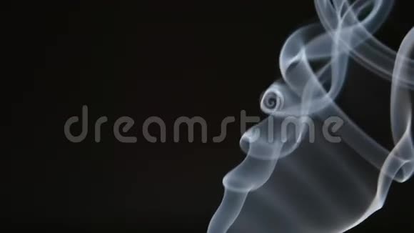 黑色背景下优雅的烟雾线视频的预览图