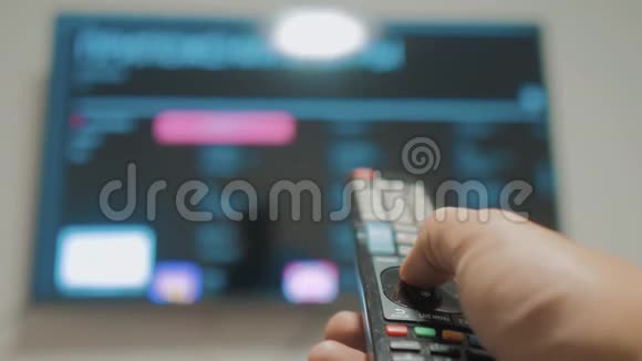 智能电视与应用程序和手男性手握遥控生活方式关掉智能电视男人手控制电视视频的预览图
