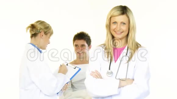 女医生对着镜头微笑一个男病人视频的预览图