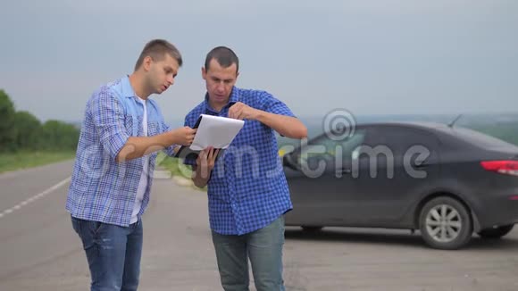 两个人达成协议男卖家司机制作汽车保险慢动作视频男人生活方式销售视频的预览图