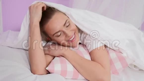 金发女人在床上放松视频的预览图