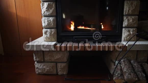 在家里关上燃烧的壁炉视频的预览图