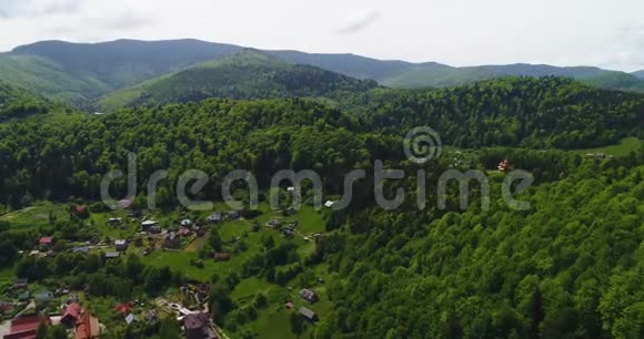夏季喀尔巴阡山脉的鸟瞰图视频的预览图