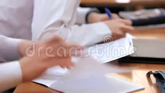 书桌旁的高中生视频的预览图