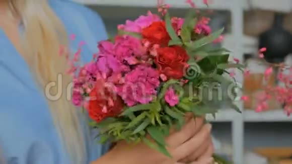 在花店做漂亮花束的专业花艺师视频的预览图