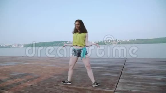 迷人的女孩在海滩上跳嘻哈舞视频的预览图