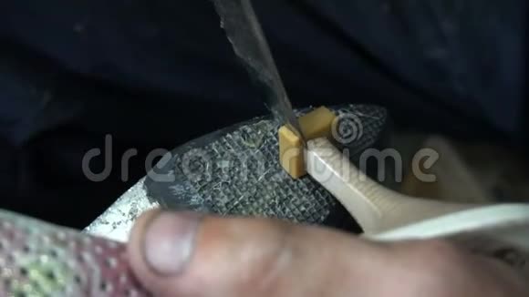 上班的鞋匠车间修鞋工艺视频的预览图
