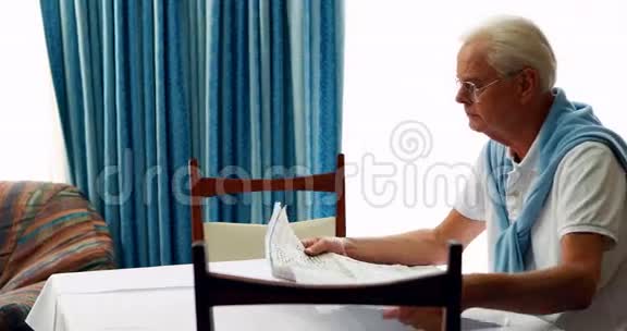 老人在卧室里看报纸视频的预览图
