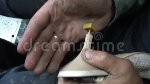 上班的鞋匠车间修鞋工艺视频的预览图