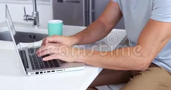 微笑的人用笔记本电脑视频的预览图
