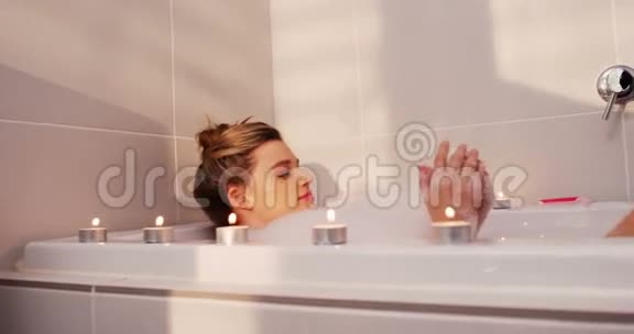 女人在浴缸里洗澡视频的预览图