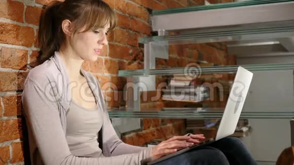 年轻女子在手提电脑工作时因失物招领视频的预览图