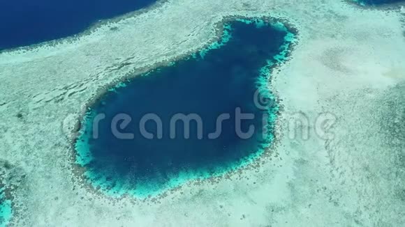 RajaAmpat美丽珊瑚礁的鸟瞰图视频的预览图