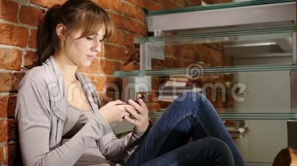 放松女人在手机上聊天接电话视频的预览图
