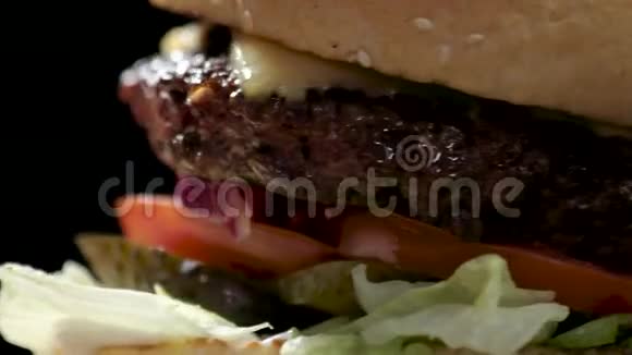 黑色背景下的汉堡视频的预览图