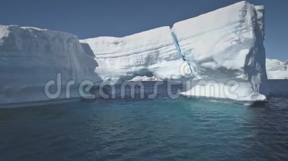 南极洲冰山空中无人机飞行视频的预览图