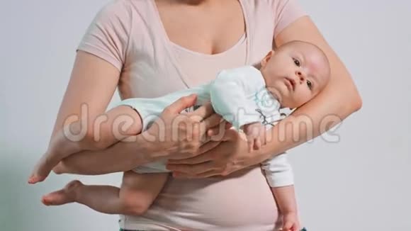 美丽的婴儿在她的母亲手臂视频的预览图
