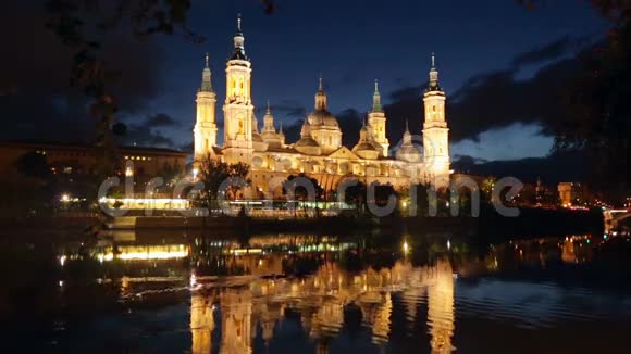 大教堂和埃布罗河在夜间萨拉戈萨视频的预览图