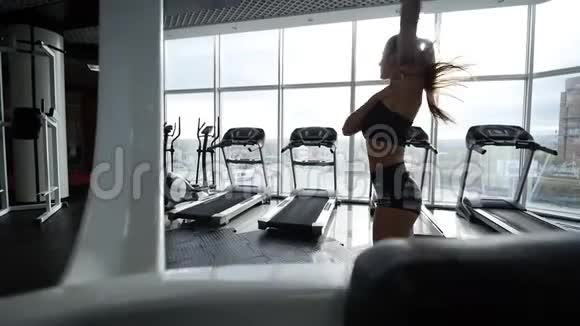 年轻女子在健身房做运动视频的预览图