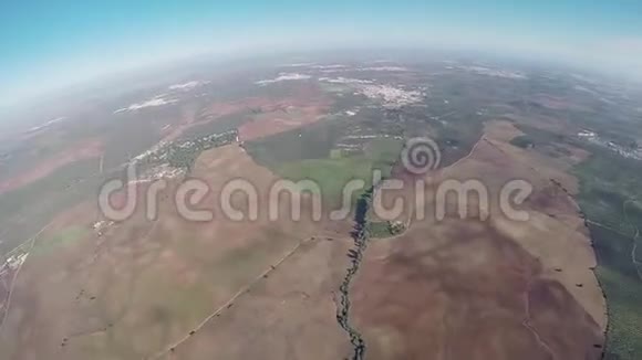 专业跳伞运动员在空中跳伞景观肾上腺素身高视频的预览图